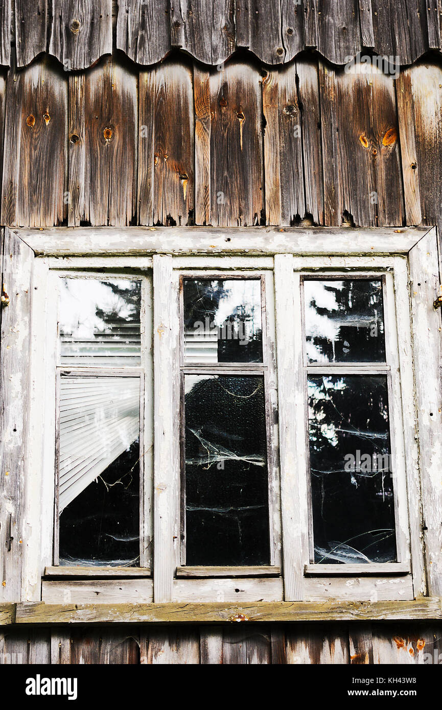 Finestra e parete del vecchio abbandonato casa in legno. i dettagli della parete vintage e telai di finestra. sudetes, Polonia. Foto Stock