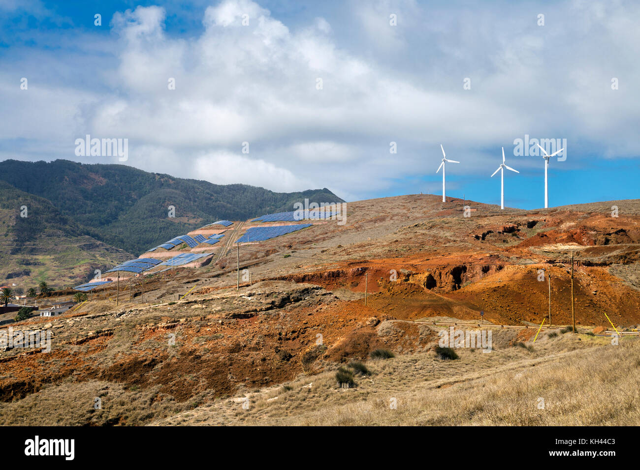 Energia verde - pannelli solari e le turbine eoliche installate sul pendio di una collina in conico / Prainha, Madeira, Portogallo Foto Stock