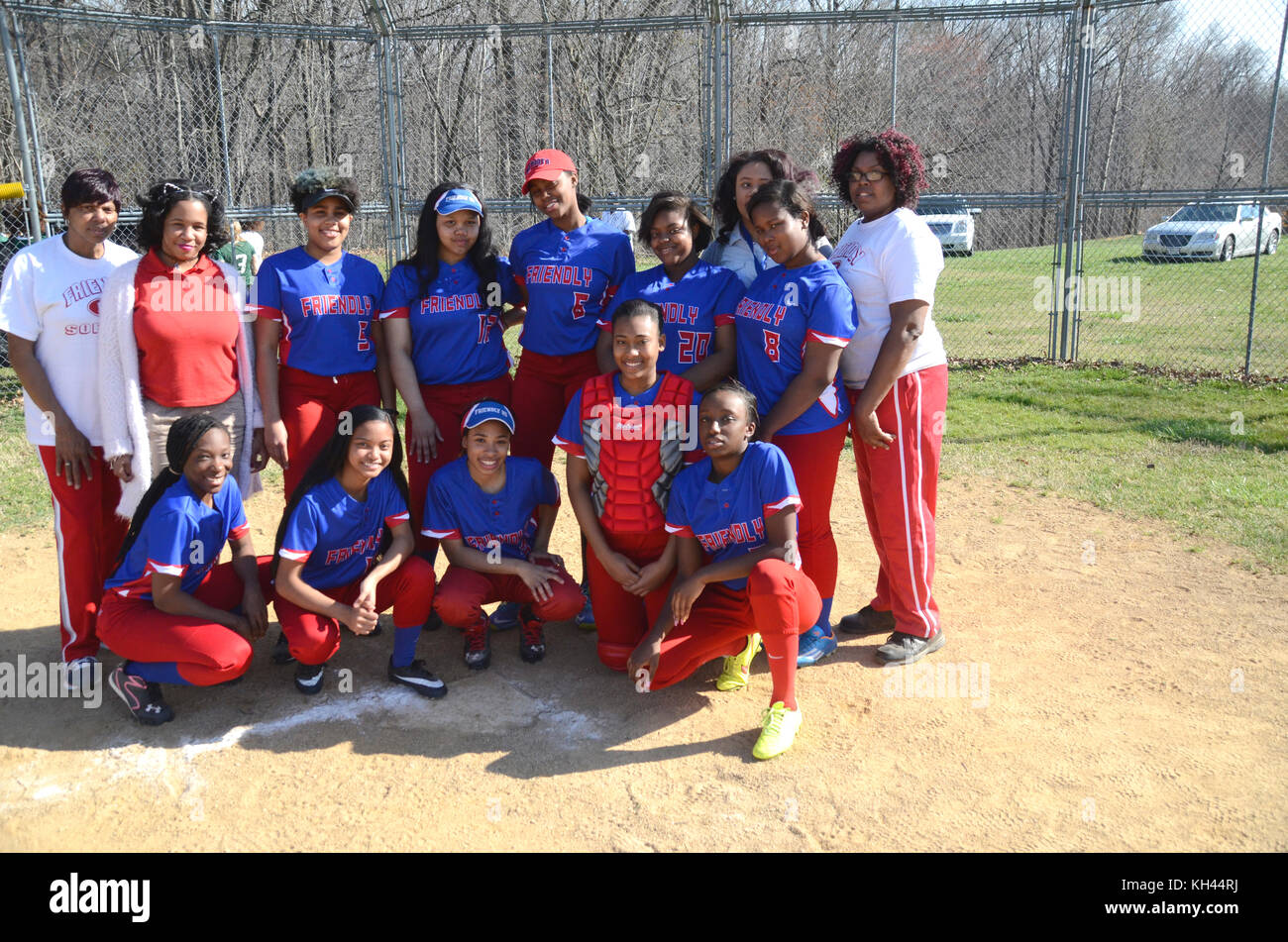 Foto di gruppo di un high school softball team e pullman Foto Stock