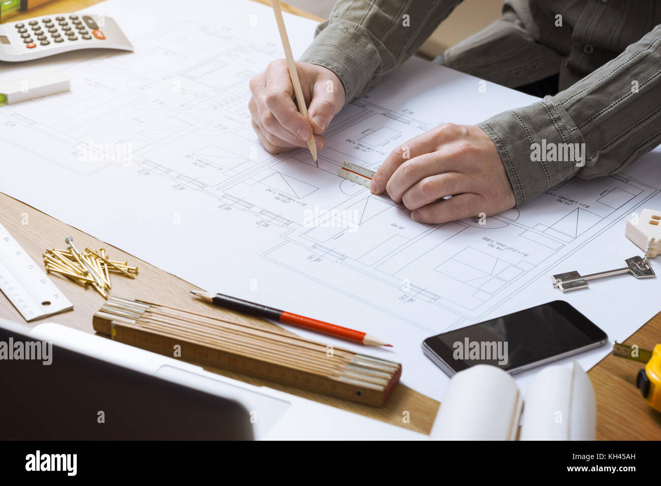 Professional architetto e ingegnere di costruzione a lavorare alla scrivania in ufficio mani close-up, egli è il disegno su di un progetto di costruzione di una matita e un righello Foto Stock