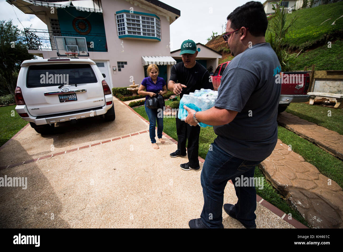 Volontari locali distribuire cibo e acqua forniti da FEMA, ad un cittadino di Barranquitas, Puerto Rico, Ottobre 17, 2017. Uragano Maria formata nell'Oceano Atlantico e isole colpite nel Mar dei Caraibi, incluso Porto Rico e Stati Uniti Isole Vergini. I militari Usa attività supportate FEMA nonché delle autorità statali e locali di salvataggio e di soccorso. (U.S. Air Force foto di Tech. Sgt. Larry E. Reid Jr., rilasciato) Foto Stock