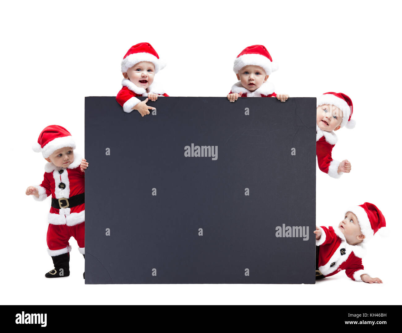 Cinque babbo natale bambino tengono nero banner pubblicitario vuoto Foto Stock
