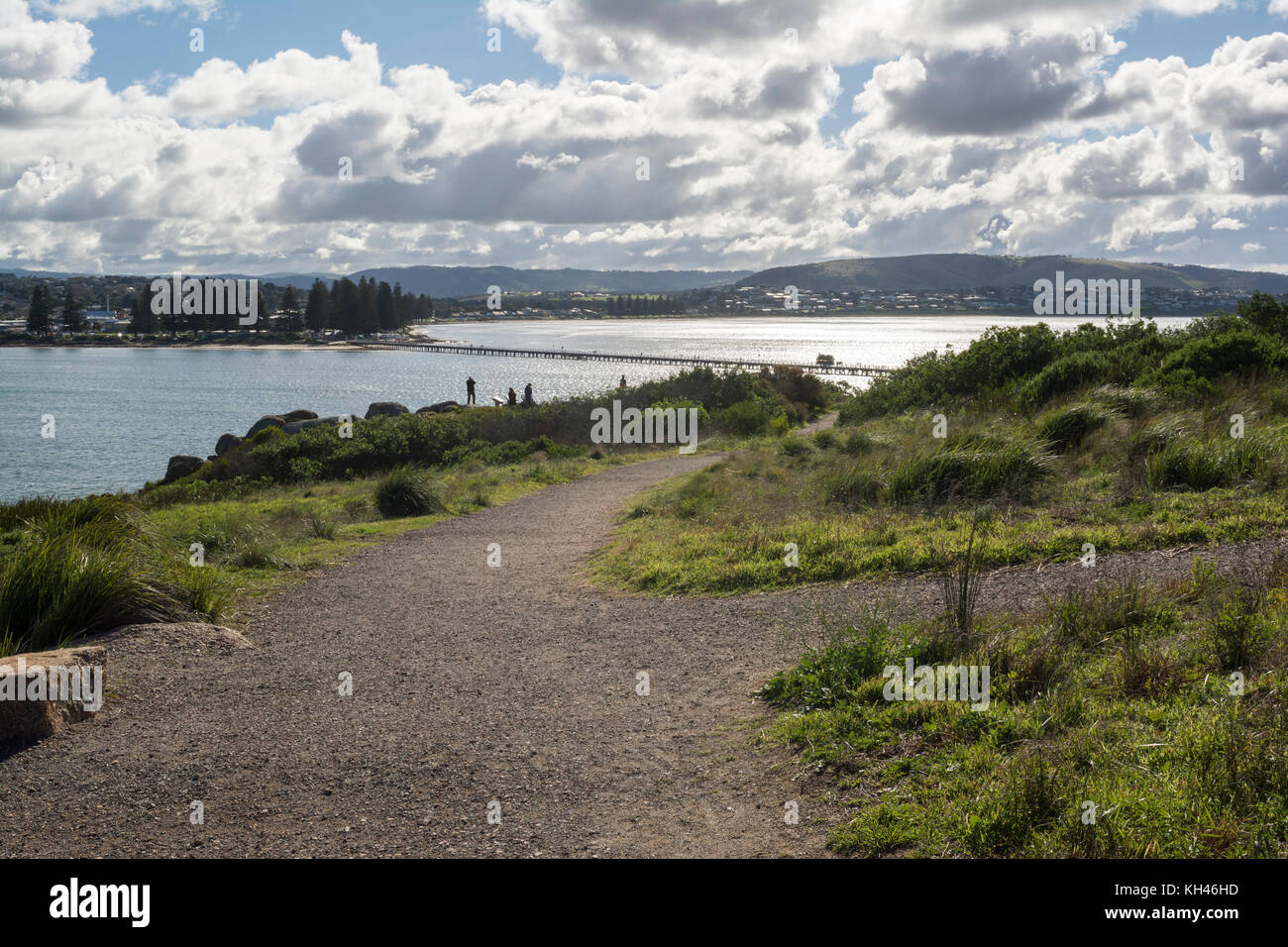 Victor Harbor, Australia meridionale: 10 luglio 2017 - Vista da Granite Island. I veggenti e l'icona del tram trainato da cavalli possono essere visti attraversare la strada rialzata Foto Stock