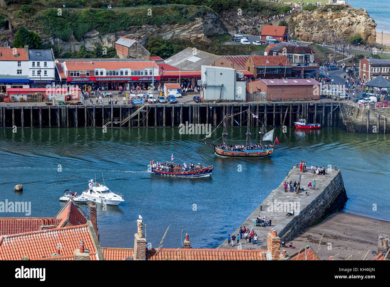 WHITBY, North Yorkshire/UK - 22 agosto : vista del porto di Whitby nel North Yorkshire il 22 agosto 2010. Persone non identificate Foto Stock