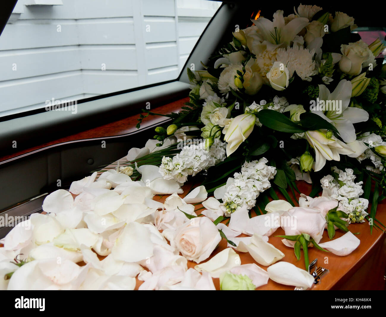 Closeup colpo di un colorato scrigno in una funebre o cappella prima del funerale o la sepoltura al Cimitero Foto Stock