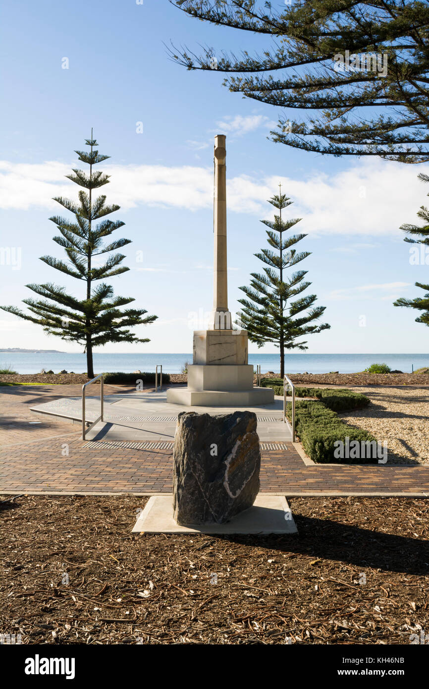 Victor Harbor, Sud Australia: 10 luglio 2017 - Vista laterale dei soldati caduti croce. la parte anteriore iscrizione recita "non dimentichiamolo 1939 - 1945' Foto Stock