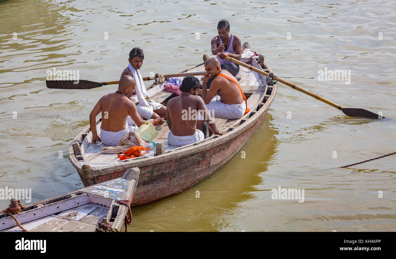 I sacerdoti su una barca di legno sul fiume Gange per eseguire alcuni rituali Hindu come parte di un culto quotidiana routine a varanasi india. Foto Stock