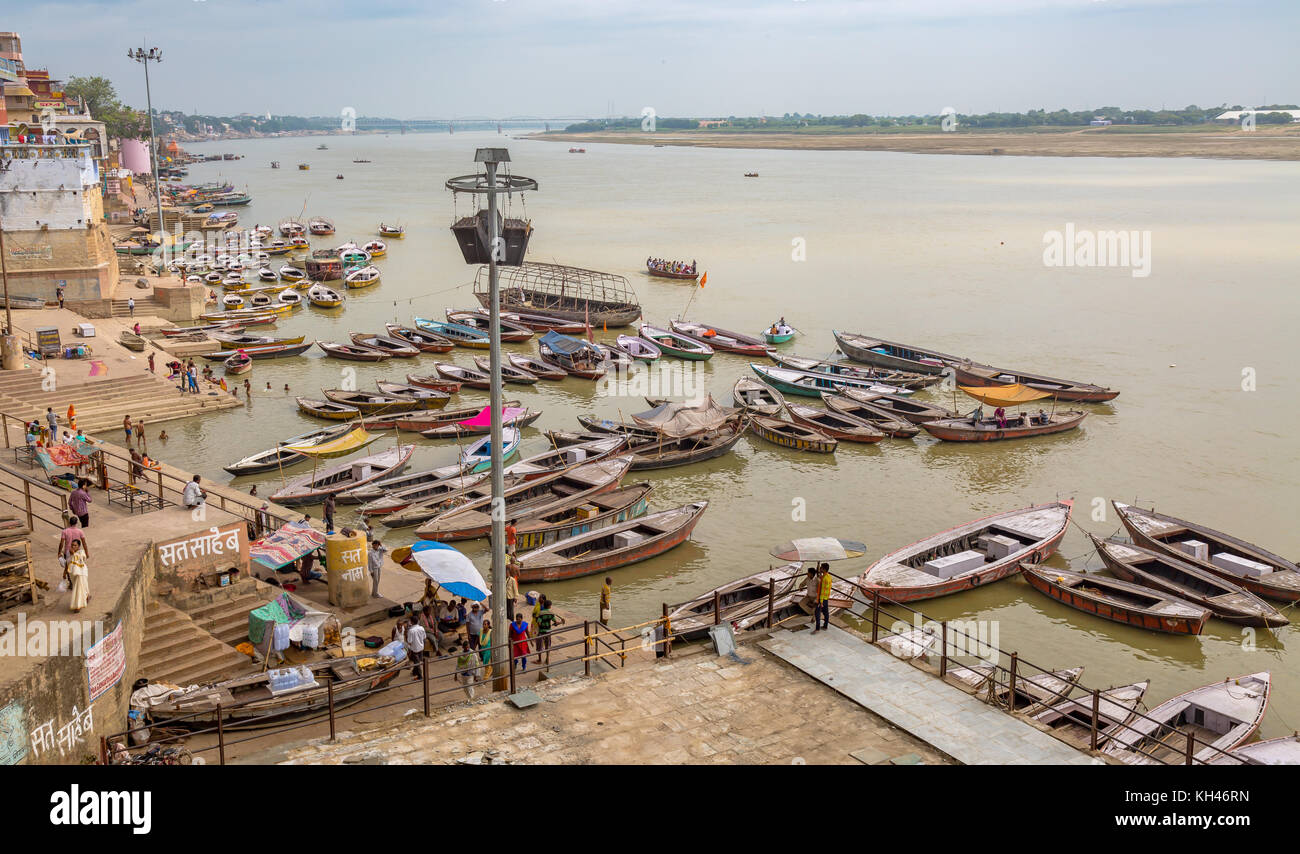 Varanasi india gange banca del fiume vista aerea con antichi edifici architettonici e barche di legno lungo il fiume ganga ghat. Foto Stock