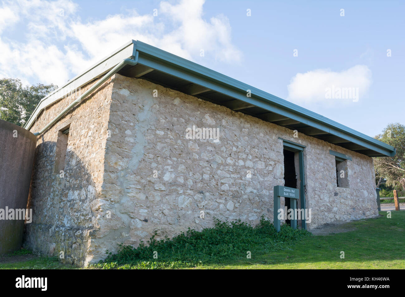 Waitpinga, South Australia, Australia: Giugno 10, 2017: dennis capanna, uno storico cottage costruito nel 1890 di pietra naturale e legno a porte, situato Foto Stock