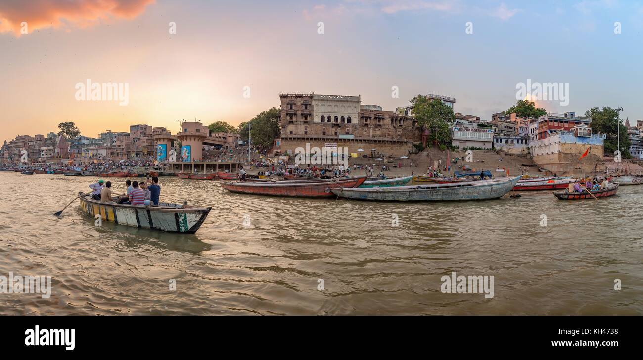 Varanasi india vista panoramica del fiume Gange banca con la città antica architettura edifici e barche di legno lungo il fiume ghats. Foto Stock