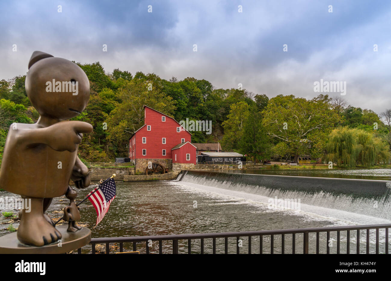 Lo storico mulino rosso a Clinton nj con la scultura in bronzo di Little Boy in primo piano Foto Stock