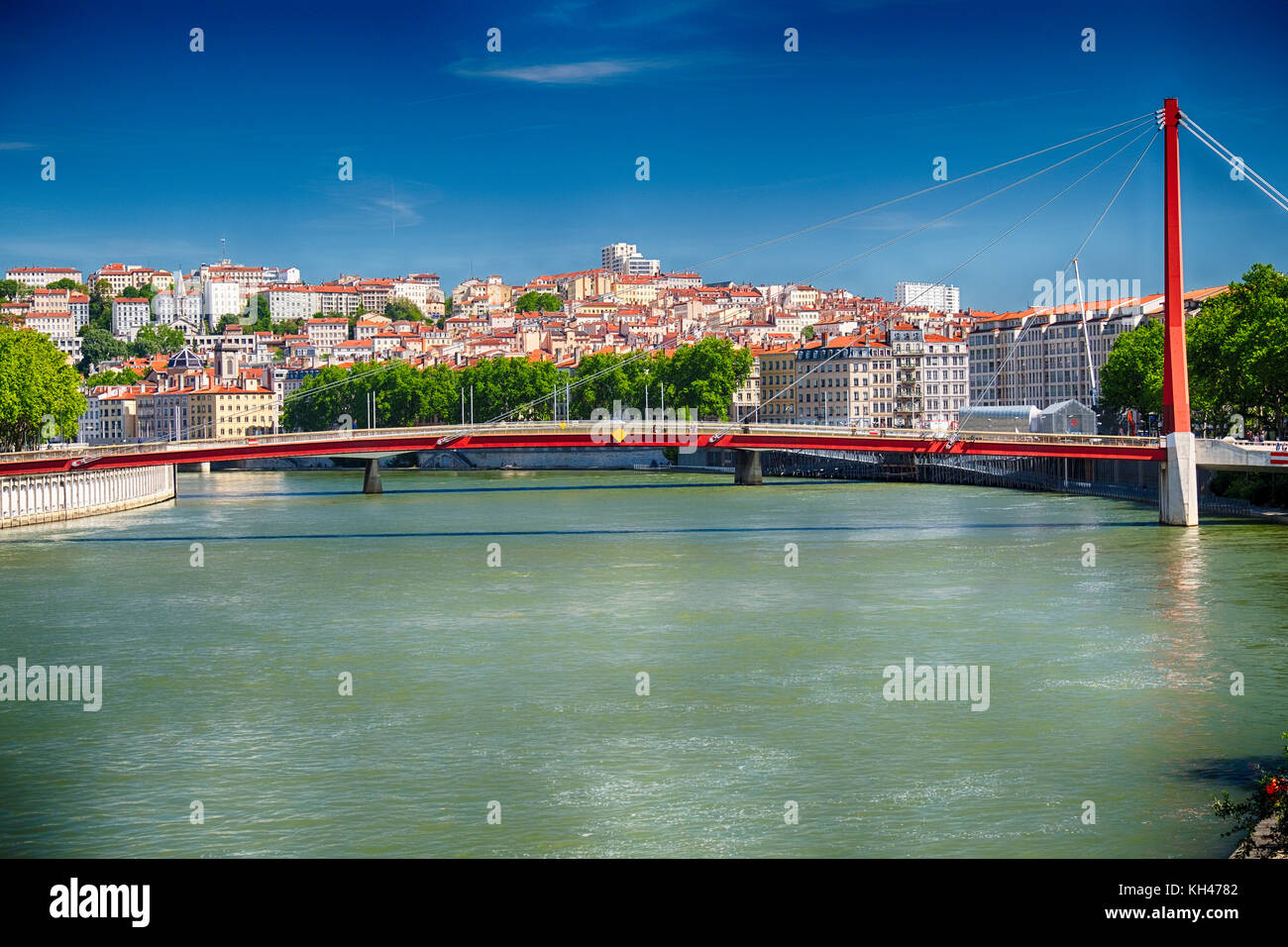 Vista di un singolo cavo di pilone passerella del Palais de Justice, oltre il fiume Saona, Lione, Francia Foto Stock