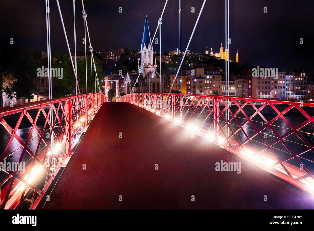 Vista notturna della vecchia Lione dal ponte di St Georges, Auvergne-Rhône-Alpes, Francia Foto Stock