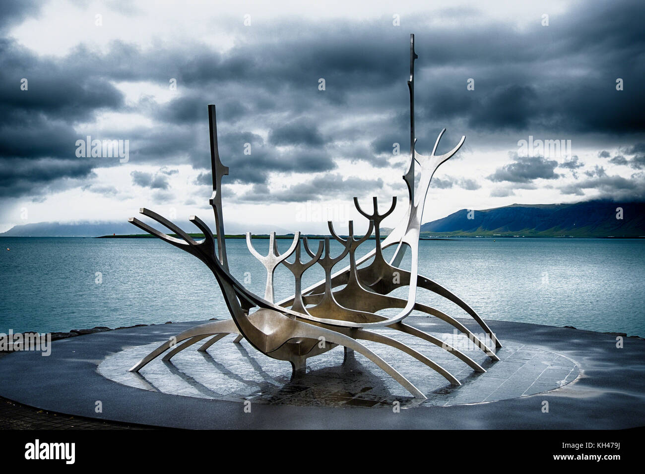 Moderna Scultura di metallo che assomiglia a una lunga Viking Ship, "Sun Voyager' nel porto di Reykjavik, Islanda Foto Stock