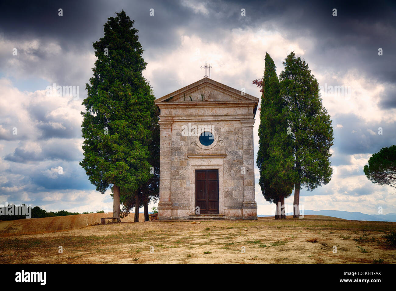 Basso angolo di visione della cappella della Madonna di Vitaleta, San Quirico d'orcia, Toscana, Italia Foto Stock