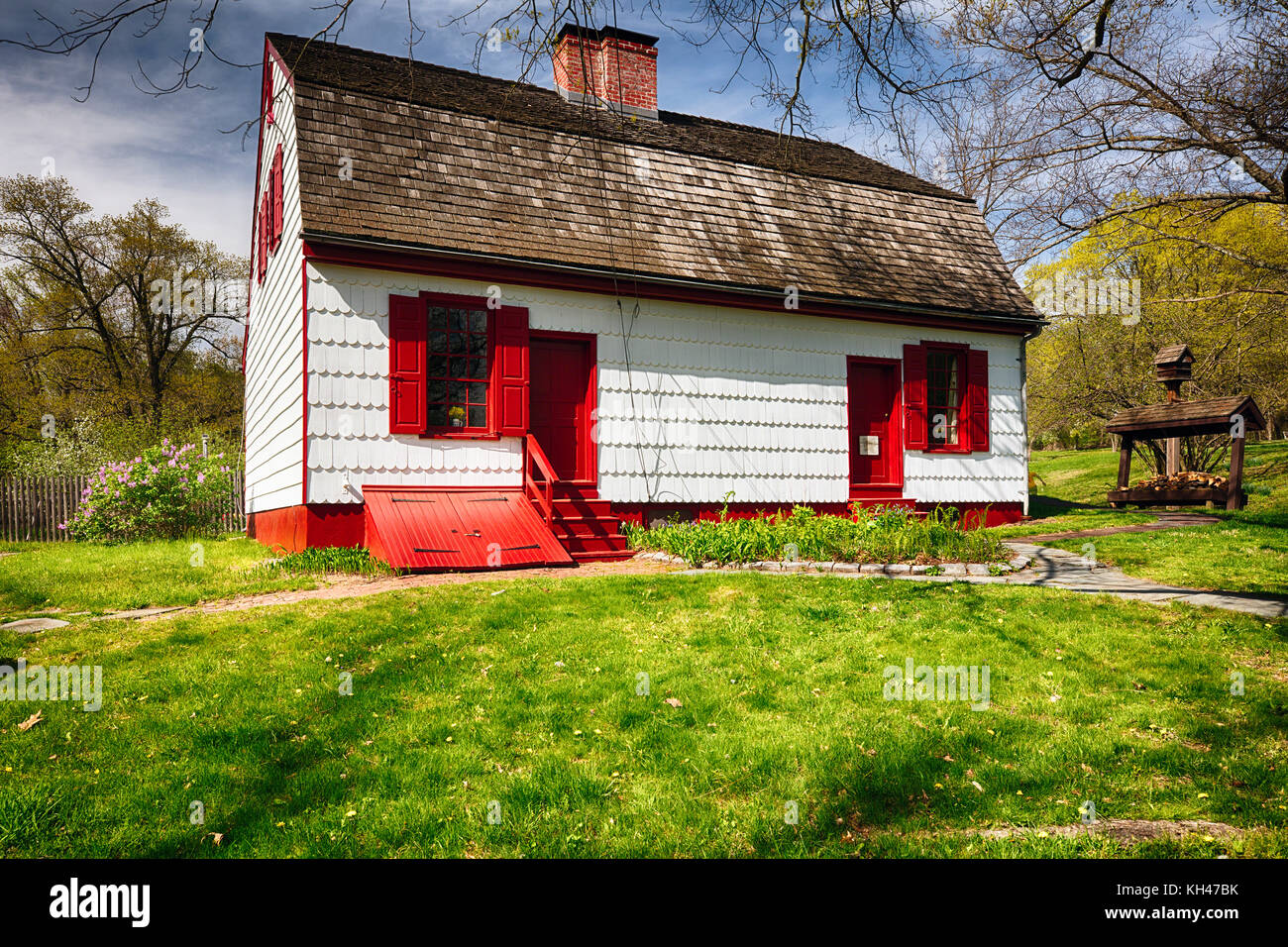 Basso angolo di visione di un epoca coloniale storica casa, Johnson Traghetto house, Hopewell, new jersey Foto Stock