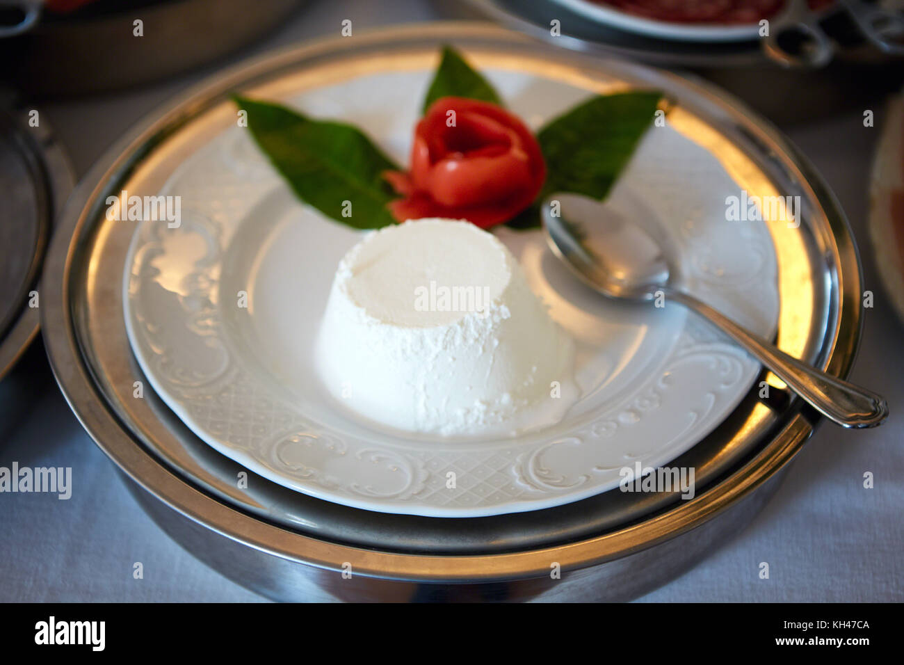 Vista ravvicinata di una ricotta fresca su una piastra Foto Stock