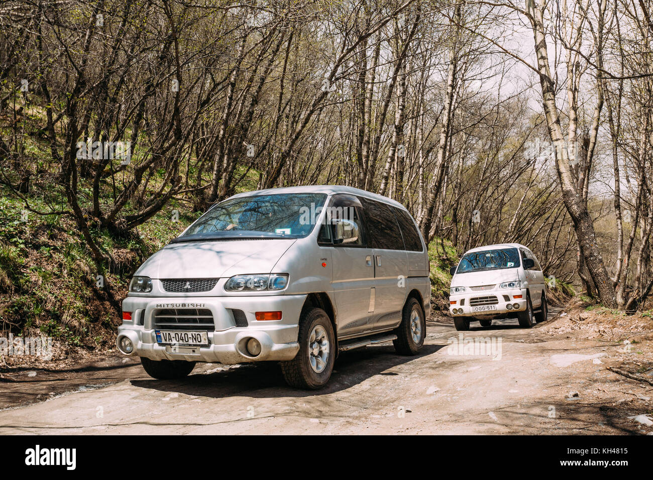 Stepantsminda gergeti, Georgia - 23 maggio 2016: MITSUBISHI delica space gear sulla strada di campagna in primavera Montagne Paesaggio. delica è una gamma di carrelli Foto Stock