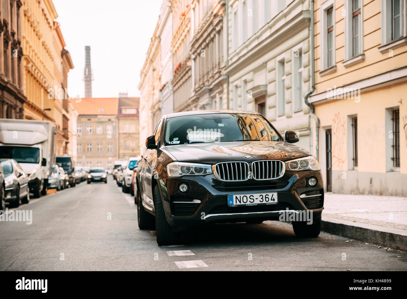 Praga, Repubblica Ceca - 23 settembre 2017: vista anteriore di nero BMW X6 f16 auto parcheggiate in strada. auto di seconda generazione Foto Stock