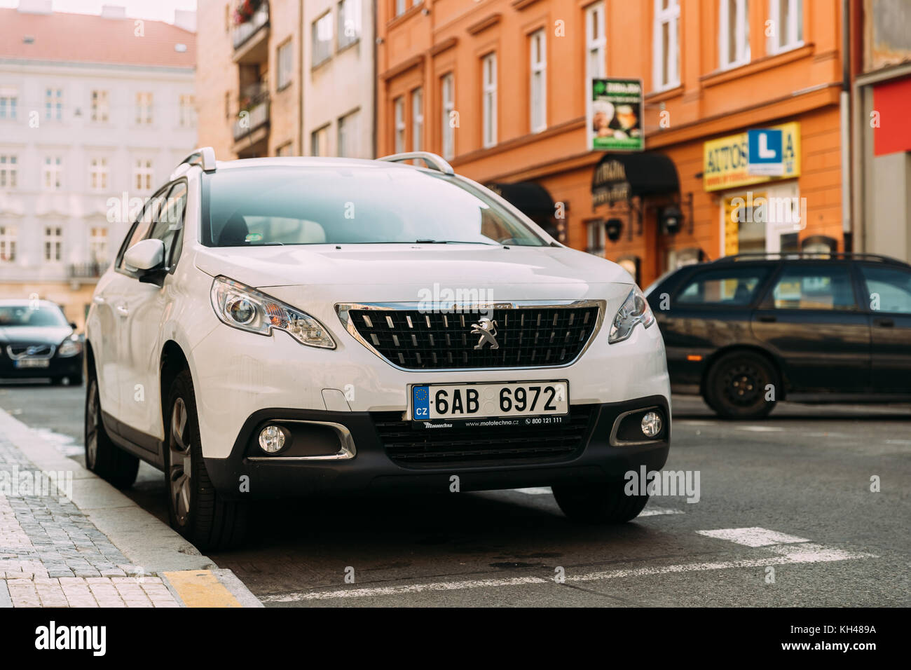 Praga, Repubblica Ceca - 23 settembre 2017: vista frontale di bianco peugeot 2008 auto parcheggiate in strada. mini sport utility vehicle prodotto da manu francese Foto Stock