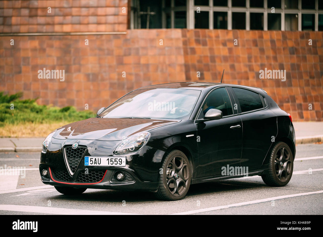 Vista laterale dell'Alfa Romeo Giulietta veloce 940 Auto di colore  metallizzato nero in movimento sulla strada Foto stock - Alamy