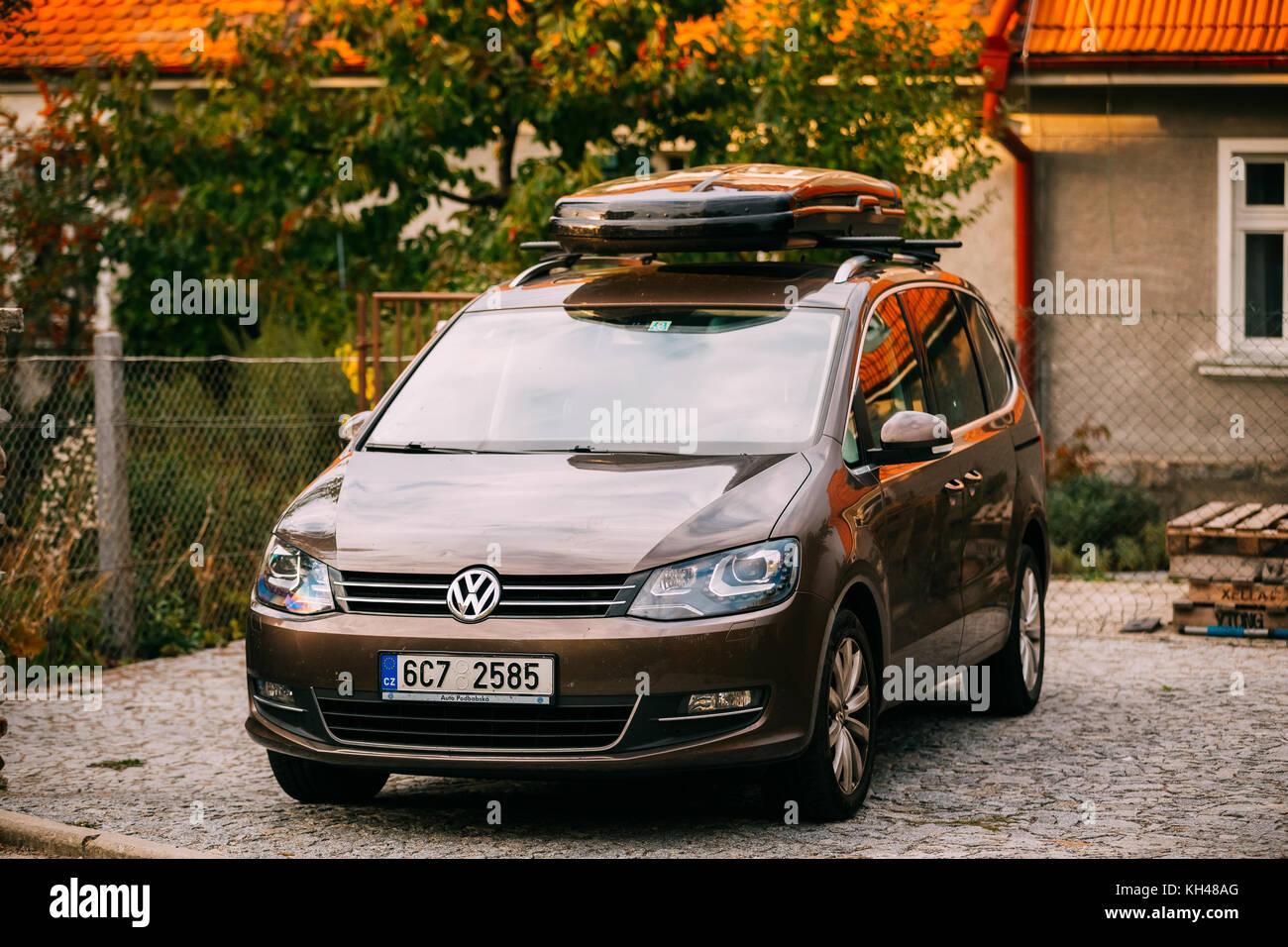 Cesky Krumlov, Repubblica Ceca - 26 settembre 2017: marrone Colore Volkswagen Touran ii parcheggio sulla strada Foto Stock
