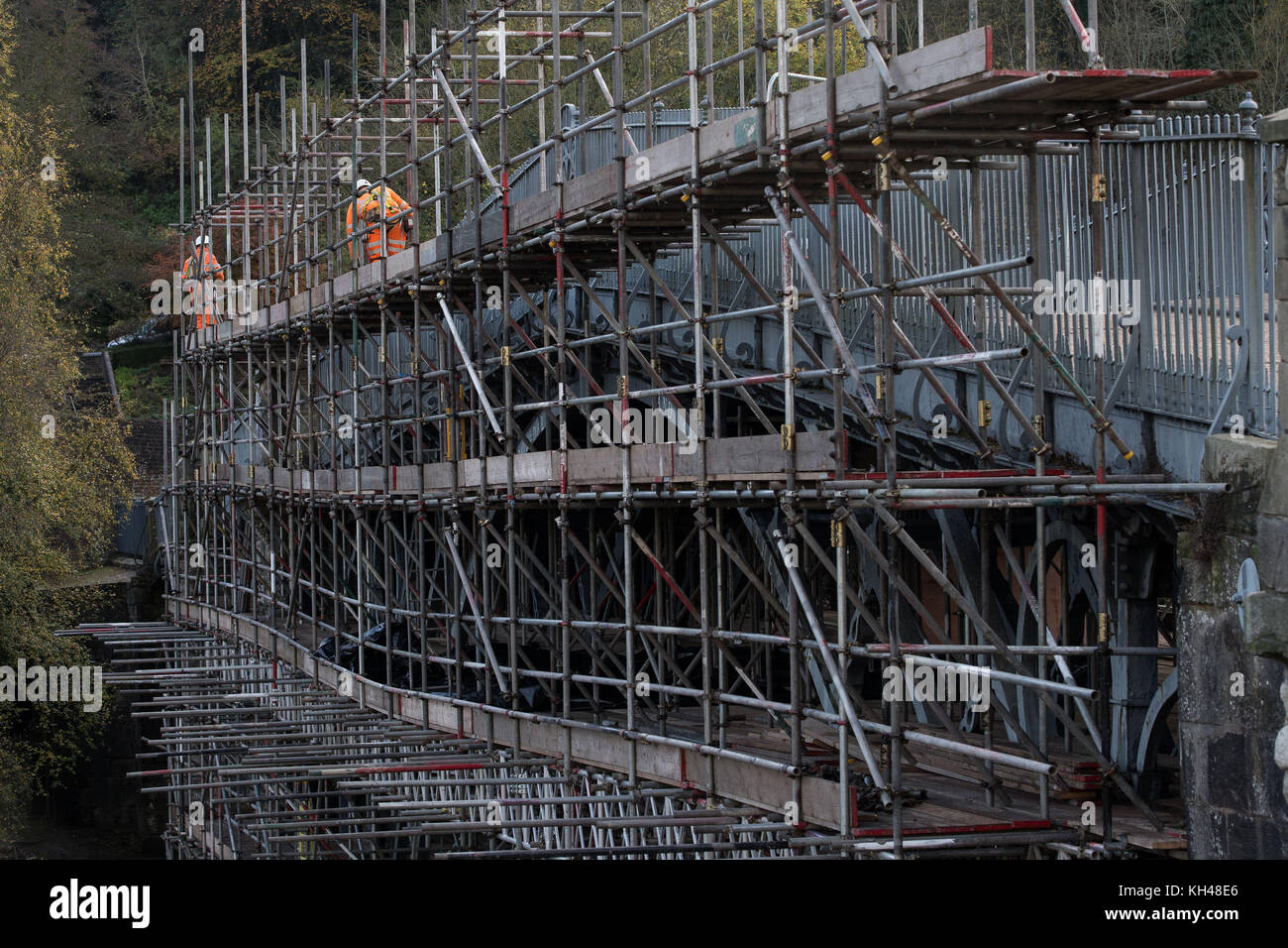 Conservatori specializzati che lavorano per l'eredità inglese iniziano i lavori vitali di riparazione sul ponte di ferro, sopra il fiume Severn nello Shropshire, in un progetto di &libbra;3.6 milioni per conservarlo. Il ponte, eretto nel 1779, fu il primo ponte ad arco a campata singola al mondo realizzato in ghisa e segnò un punto di svolta nell'ingegneria britannica. Foto Stock