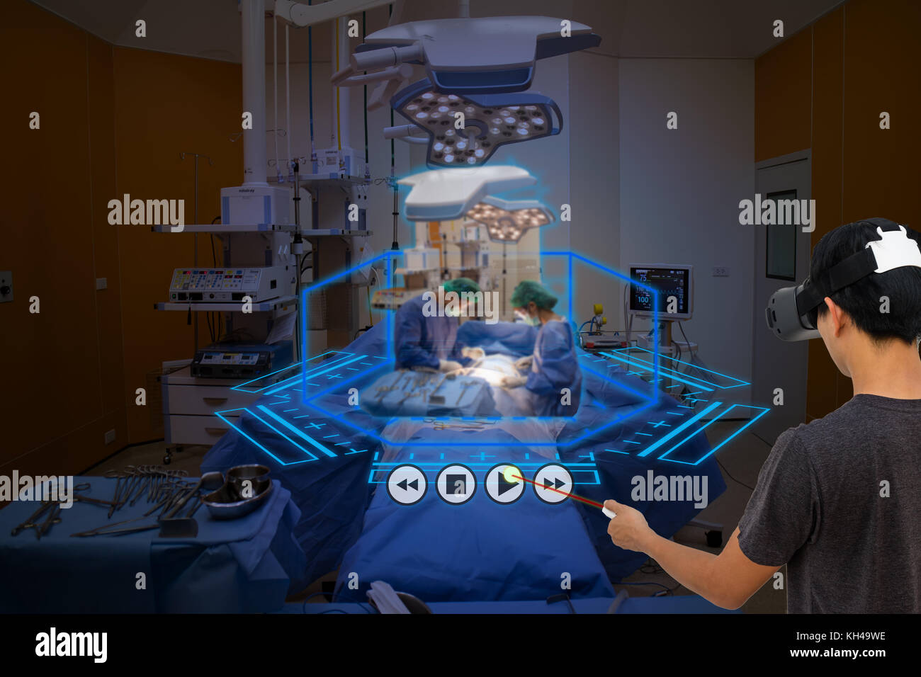 Smart medical technology concetto, studente di medicina si basano sulla realtà aumentata la tecnologia in camera operativa per l apprendimento della chirurgia paziente , in 3D , è possibile Foto Stock