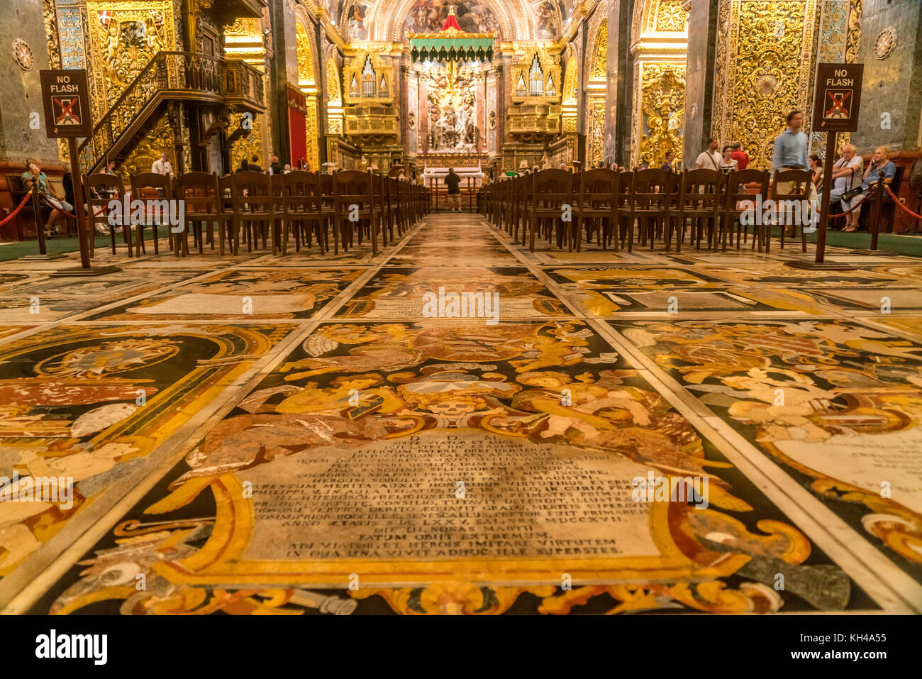 Grabplatten im Innenraum der römisch-katholischen Co-Cattedrale di San Giovanni, la Valletta, Malta | lapidi di marmo, co-Cathedr Foto Stock