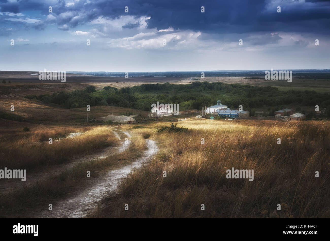 Calma prima della tempesta vicino al monastero in steppa della regione di Astrakhan, Russia. Foto Stock