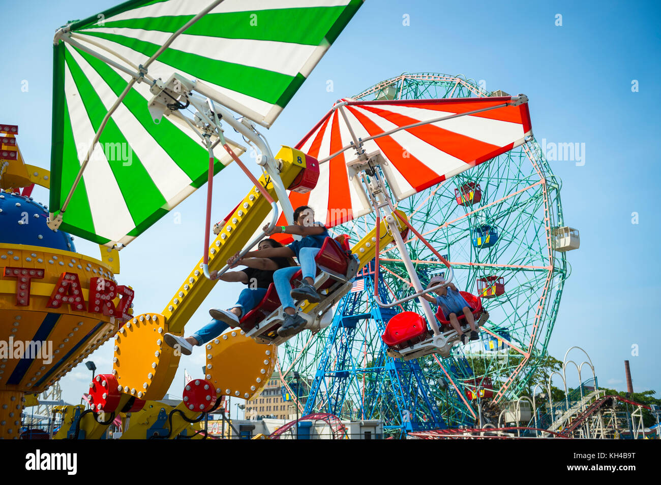 NEW YORK CITY - 20 AGOSTO 2017: Veduta delle persone che si godono una giornata estiva sull'affollata passerella di Coney Island. Foto Stock