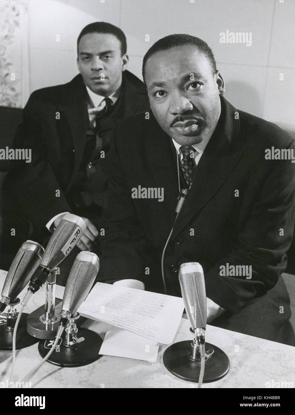 Martin Luther King, Jr. E Andrew Young durante una conferenza stampa ad Arlanda a Stoccolma, Svezia il 10th dicembre 1964, il giorno in cui il Dr. Re ha ricevuto il Premio Nobel per la pace. Foto Stock
