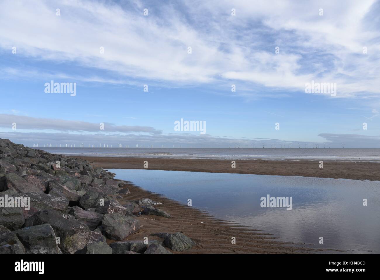 Vista sulla spiaggia di Skegness che si affaccia sul parco eolico in autunno Foto Stock