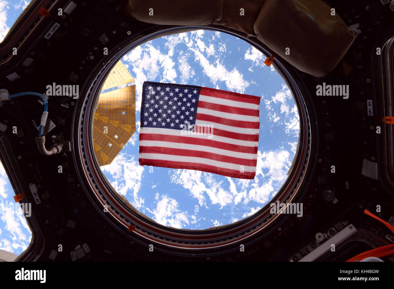 Bandiera americana attraverso la finestra della Stazione Spaziale Internazionale, dalla NASA Foto Stock
