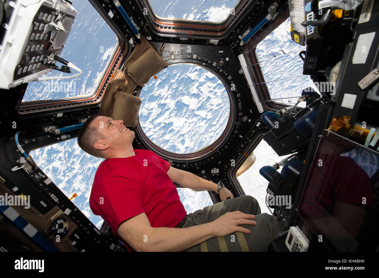 Expedition 52 Tecnico di volo Jack Fisher fotografato guardando fuori della stazione spaziale internazionale della Cupola windows. ISS. 2017 ISS, dalla NASA Foto Stock