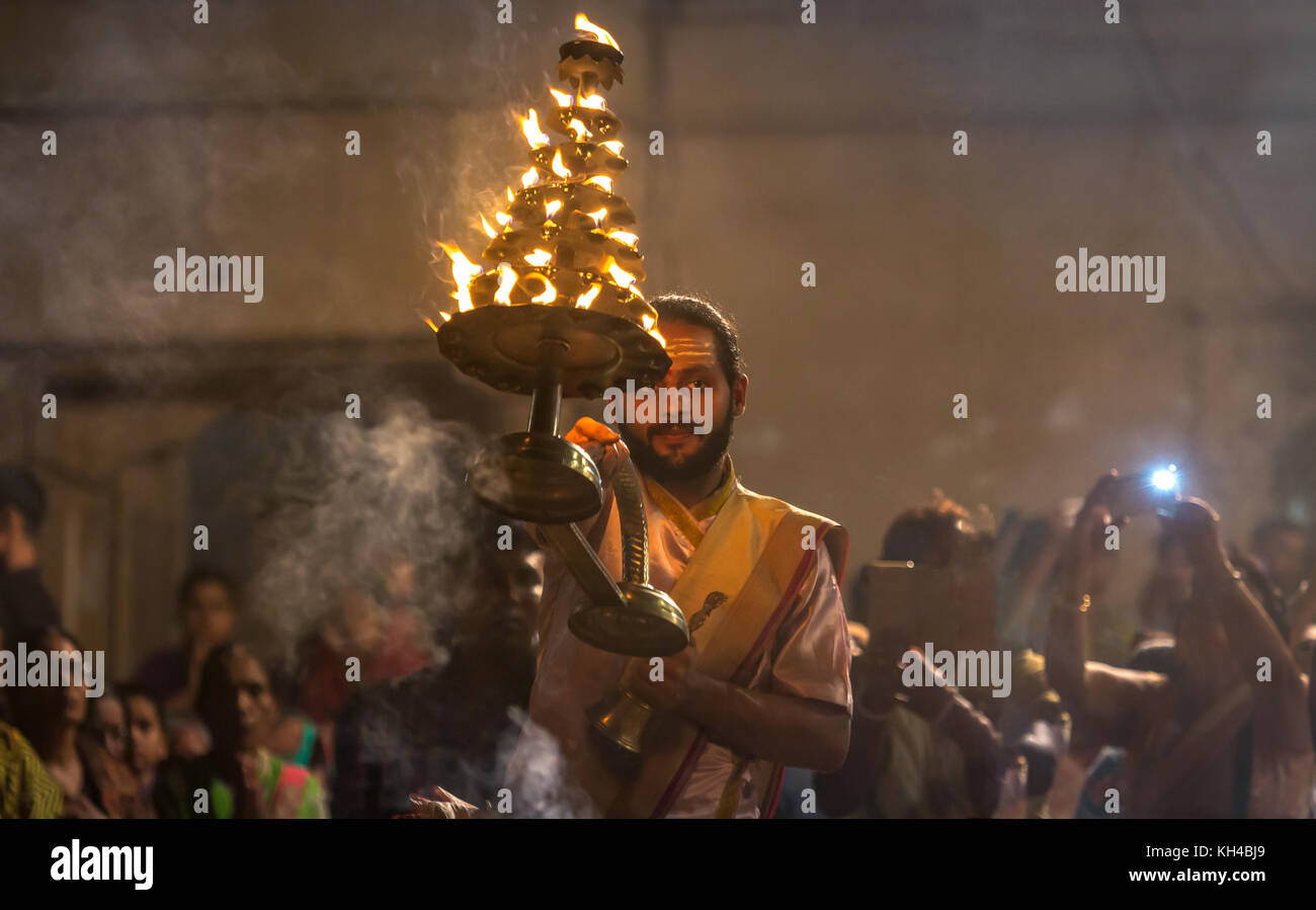 Varanasi ganga aarti cerimonia rituali eseguiti da sacerdoti indù a dashashwamedh ghat a Varanasi (India). Foto Stock