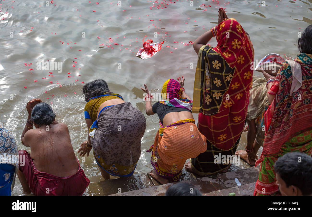 Donne indù offrono le preghiere del mattino come parte di un rituale presso il Gange in riva al fiume a varanasi india. Foto Stock