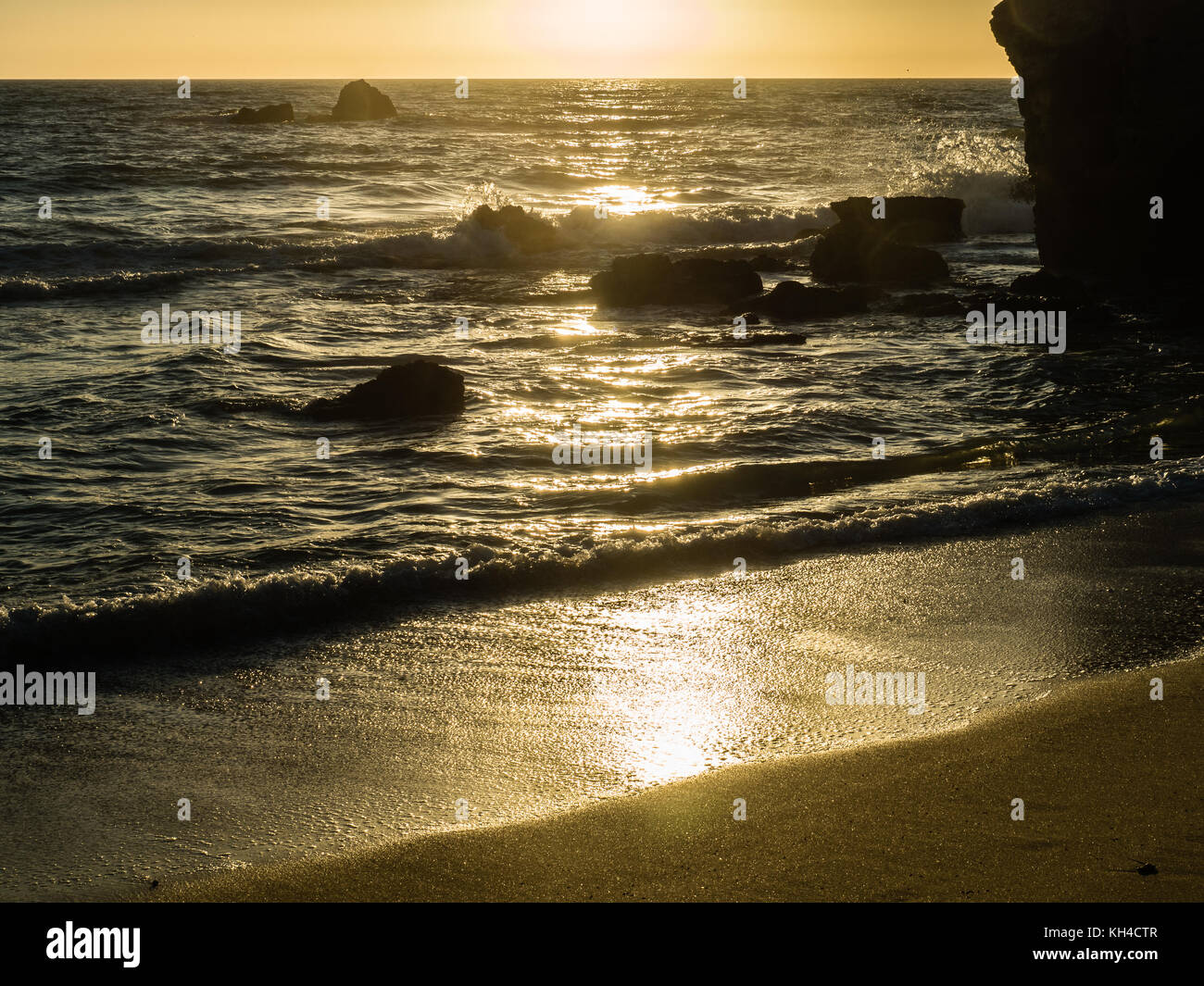La spiaggia di sabbia a gale nel tramonto sulla parte meridionale della costa portoghese dell'Atlantico. Foto Stock