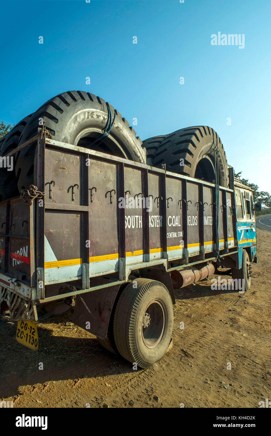 Camion che trasportava pneumatici, National Highway 320, nello stato del Jharkhand, India, Asia Foto Stock