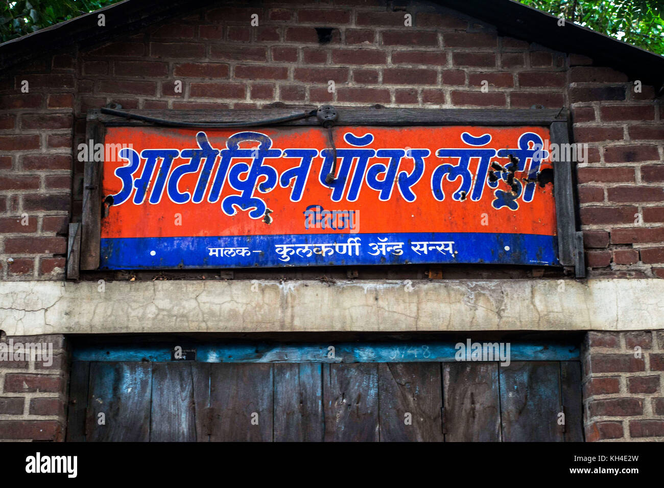 Smalto segno bordo in Marathi, Miraj, Maharashtra, India, Asia Foto Stock