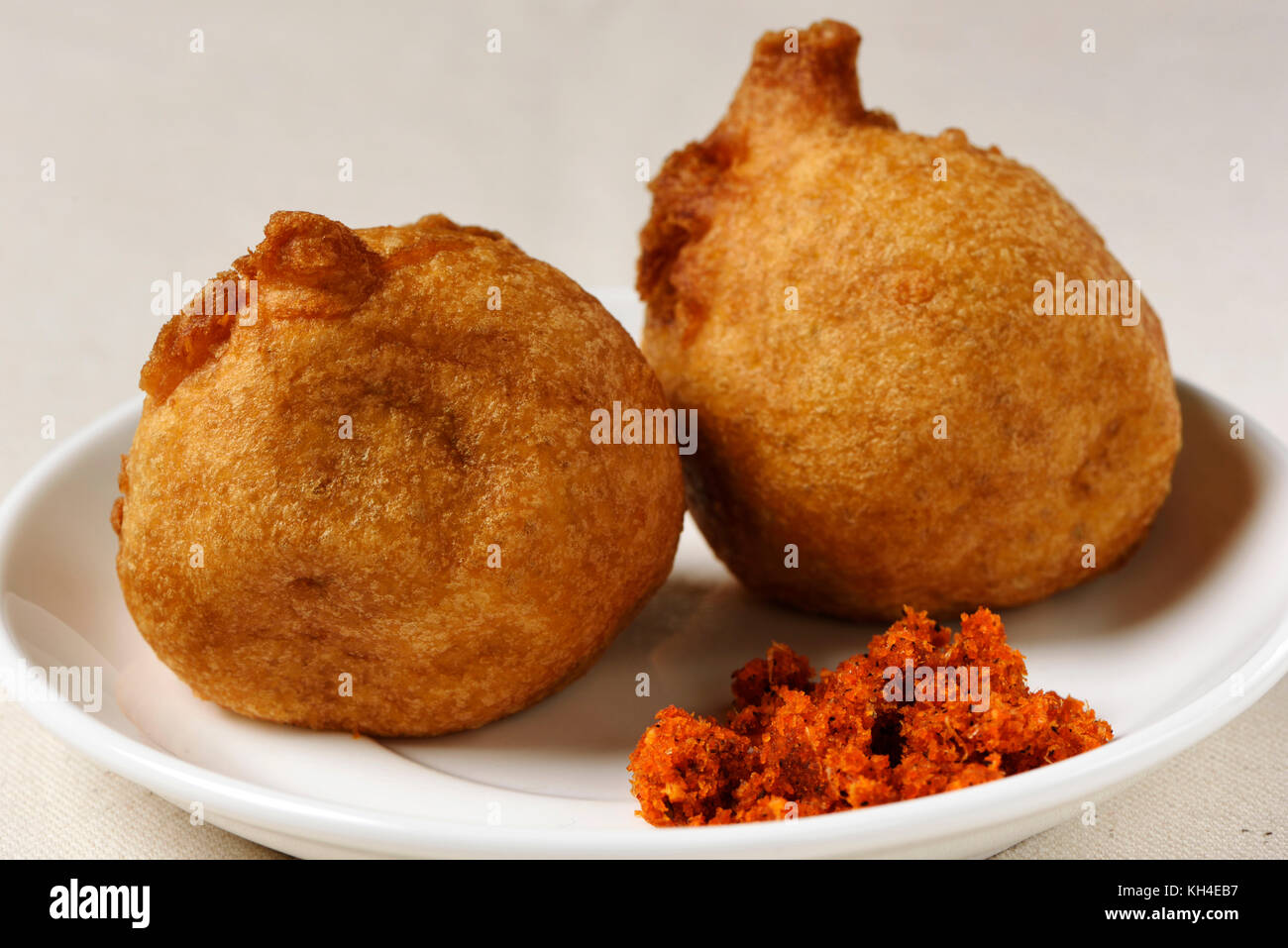 Indian fast food potato vada con chutney, Maharashtra, India, Asia Foto Stock