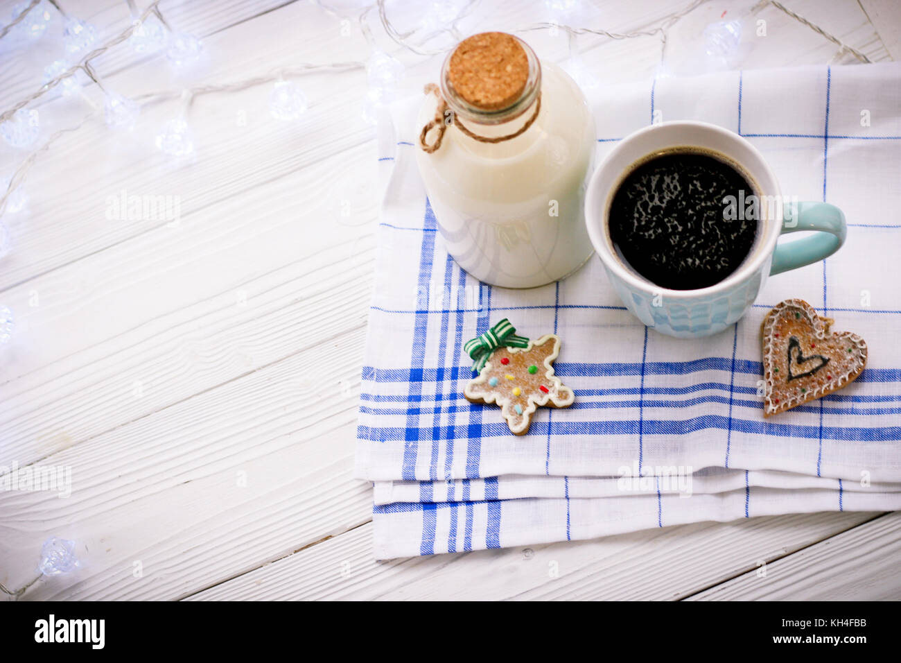 Nuovo anno di still-life con una bottiglia, una tazza, biscotti Foto Stock