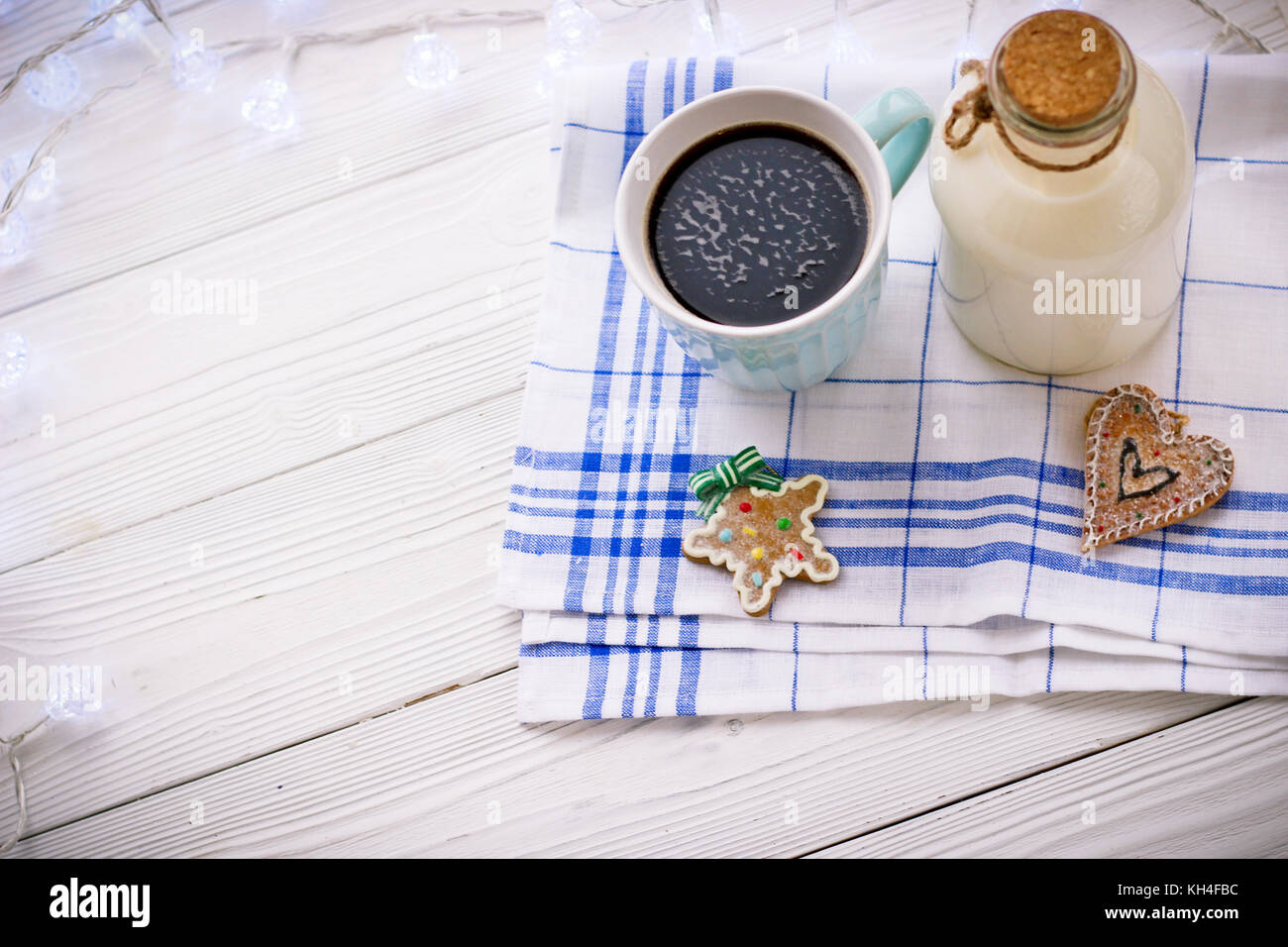 Nuovo anno di still-life con una bottiglia, una tazza, biscotti Foto Stock