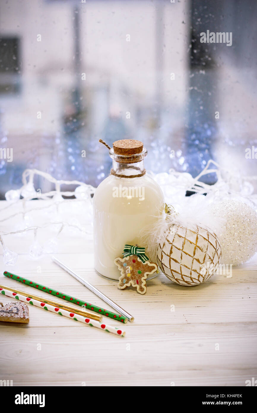 Composizione di natale, una bottiglia di latte e sfere Foto Stock