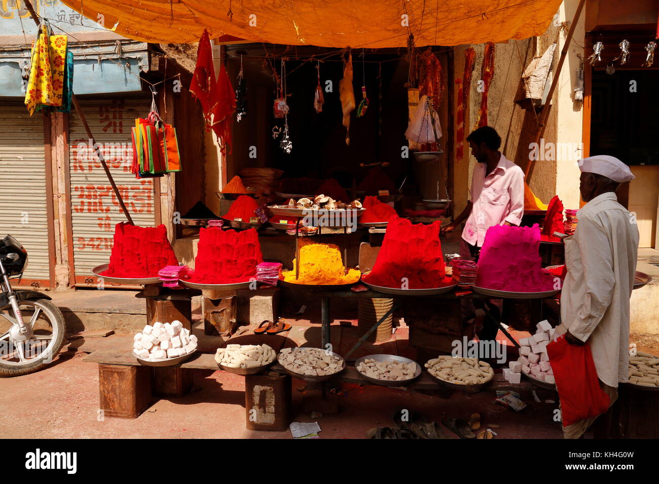 Polvere di colore shop, chinchani, Maharashtra, India, Asia - sgg 259105 Foto Stock