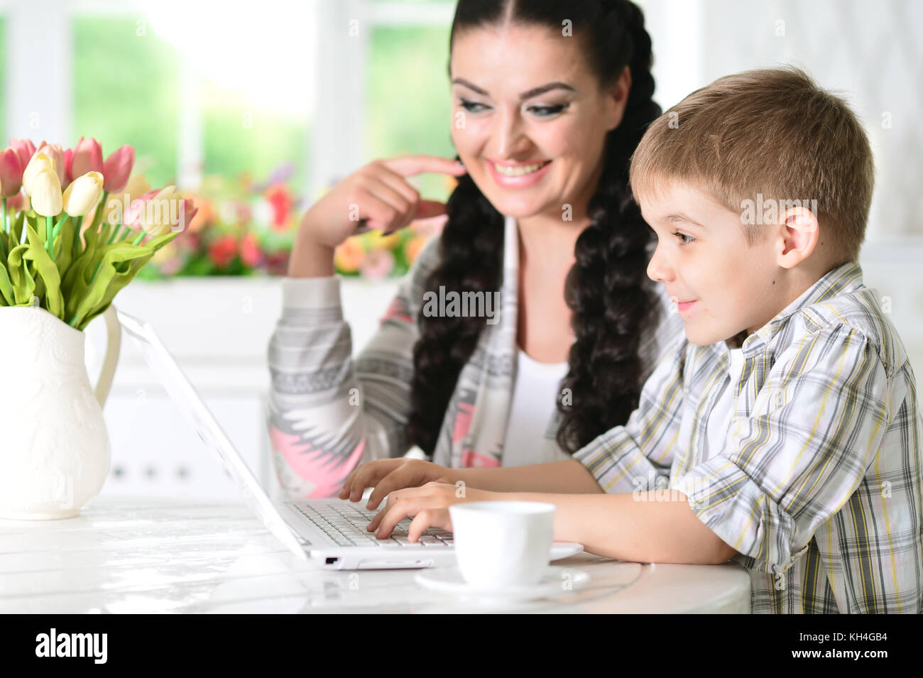 Madre e figlio utilizzando laptop Foto Stock