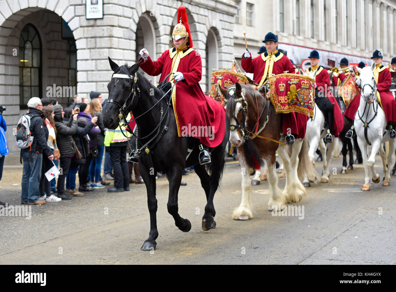 Banda della cavalleria della famiglia reggimento montato presso il signore sindaco di mostrare processione Parade lungo la Cheapside, Londra. La folla in città Foto Stock