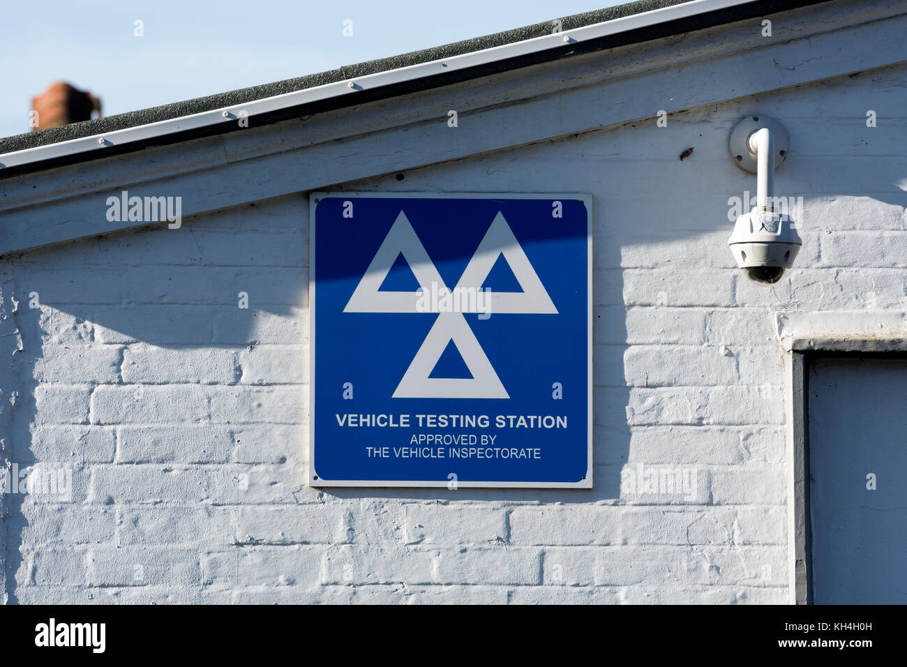 MOT test del veicolo station segno su un garage, REGNO UNITO Foto Stock