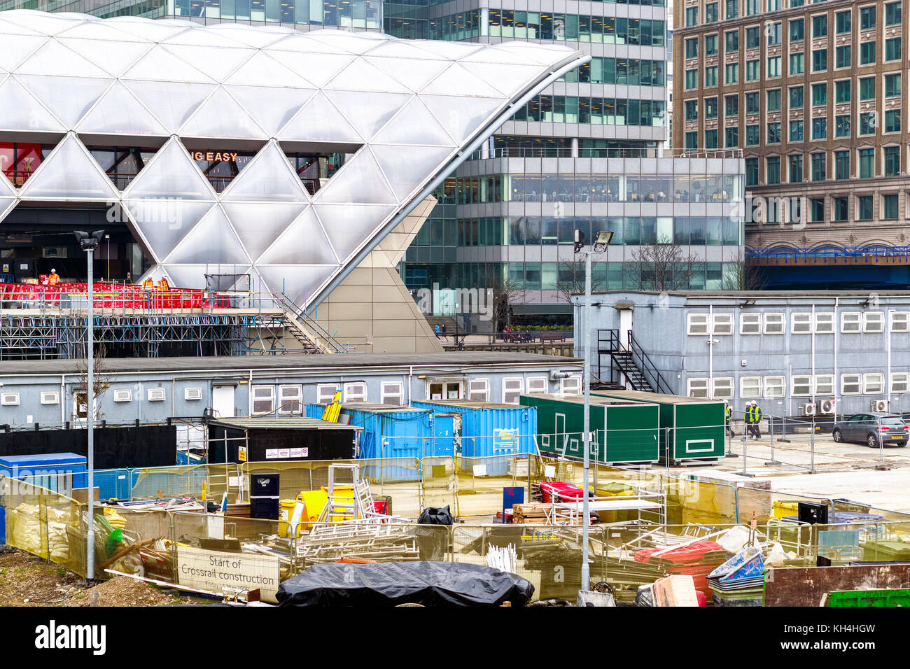 Londra, Regno Unito - 24 novembre 2017 - cantiere in Crossrail Place a Canary Wharf con la stazione sullo sfondo Foto Stock