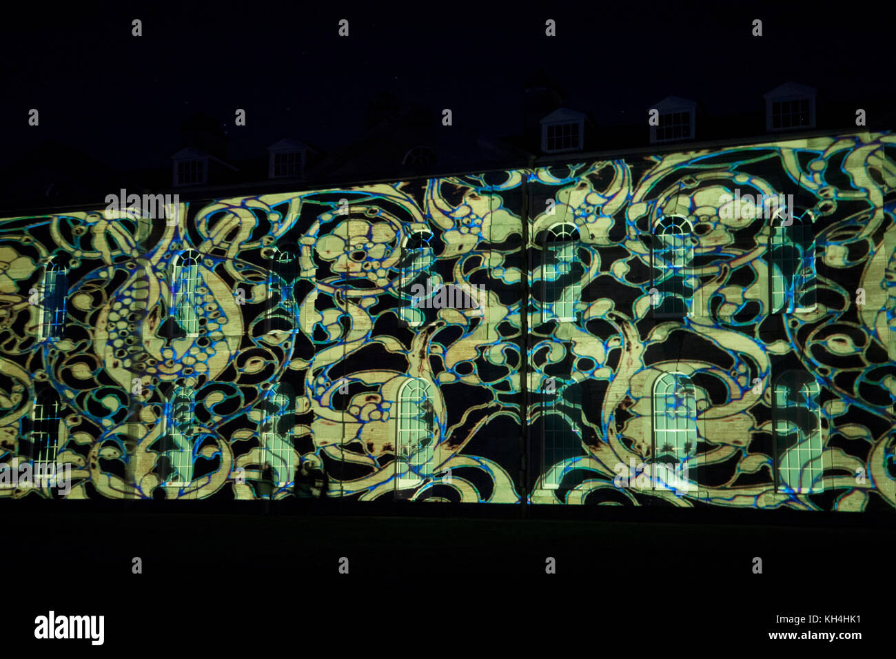 Luce contemporanea proiezione sull'esterno di compton verney paese mansion  da luce artista luxmuralis. Il display luminoso e sonoro richiama sulla  poesia e la natura in una serie di proiezioni luminose su compton